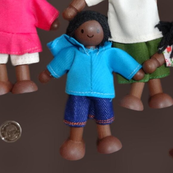 PlanToys Dollhouse Dolls Dark Skin Tone Family - Picture 5 of 9
